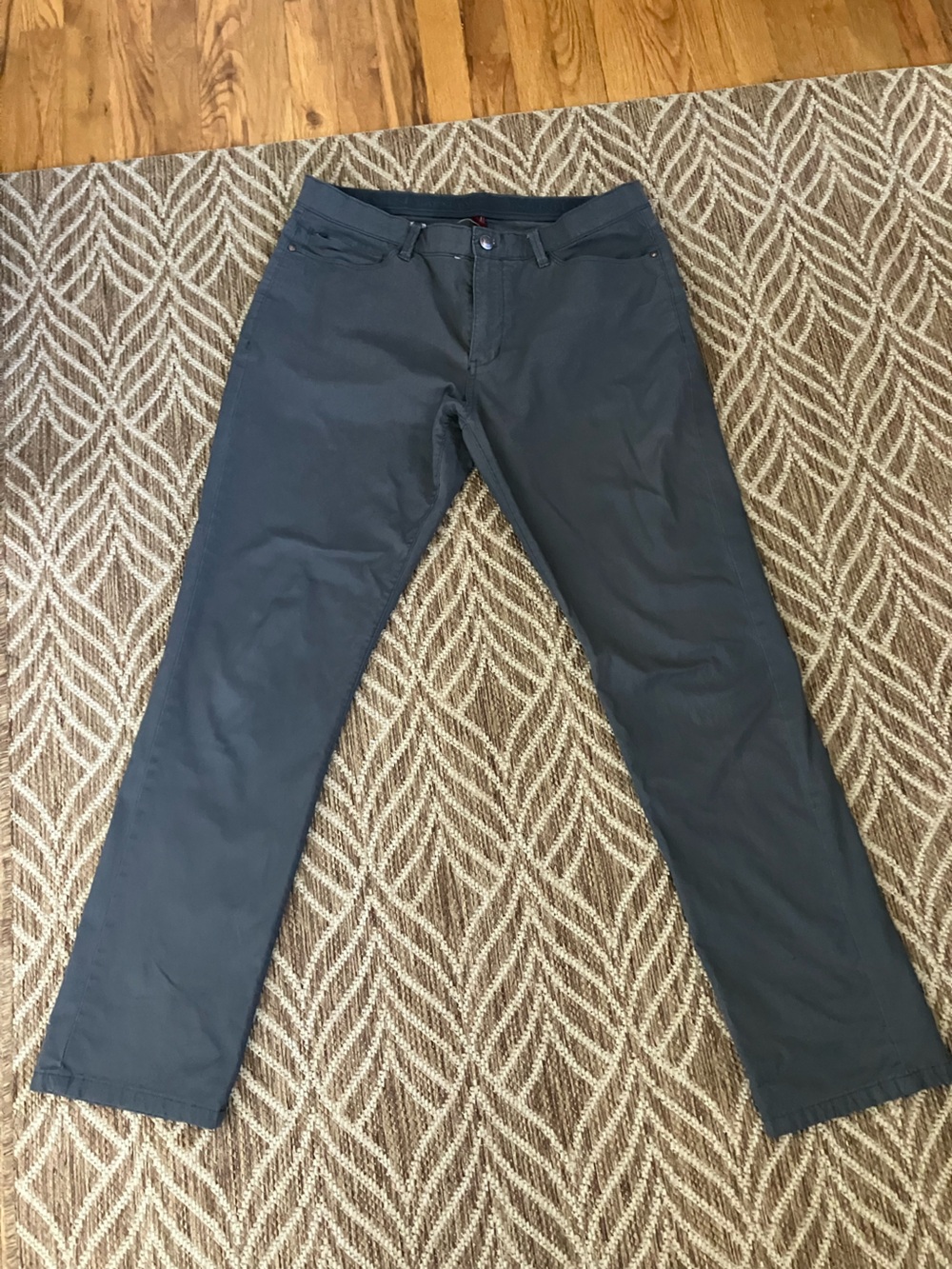 English Laundry Men's Pants 34x32  in Charcoal. Very Gently Worn